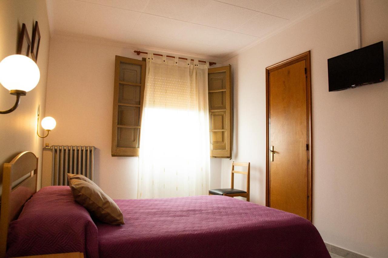 Hostal Montserrat Montseny Exterior foto