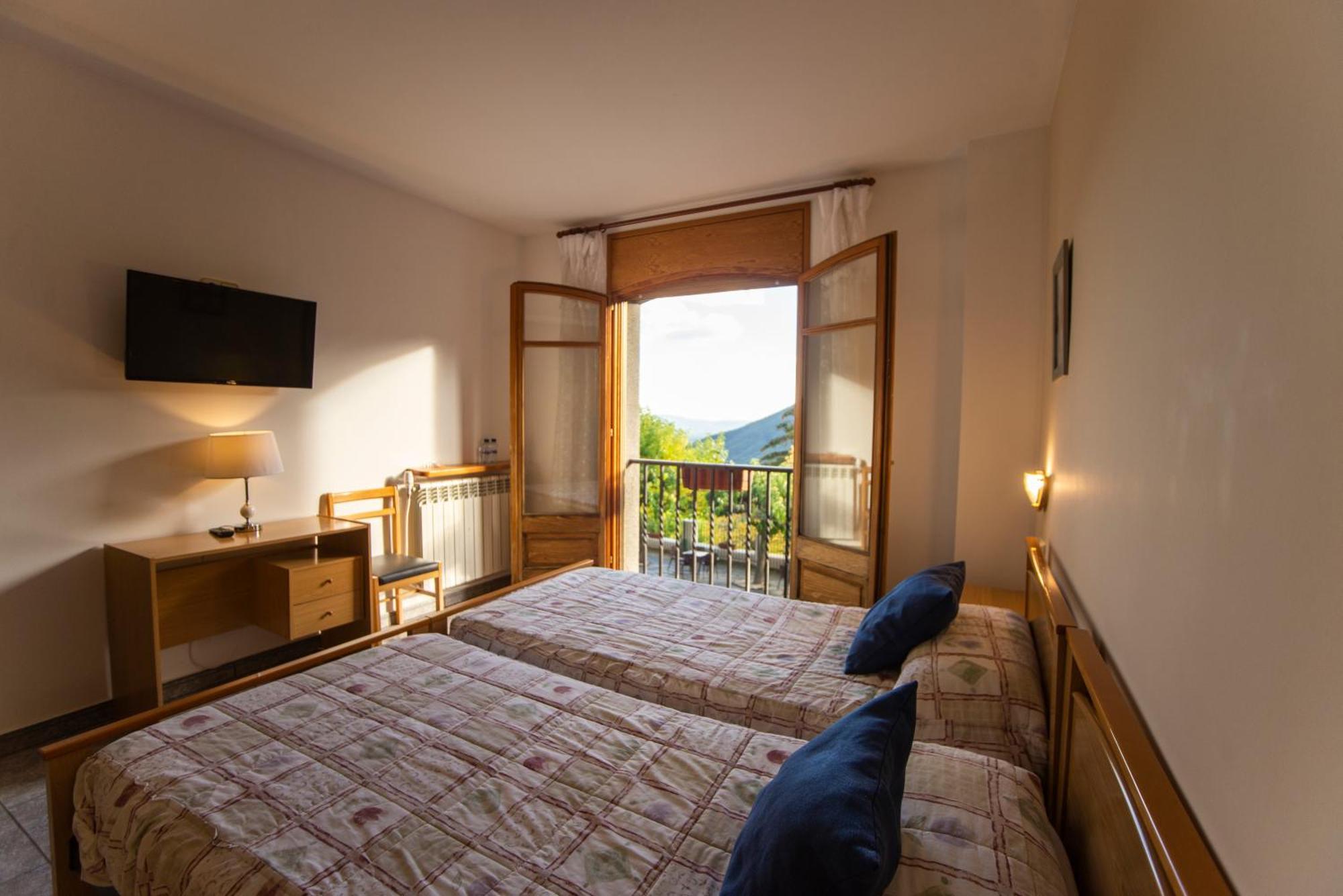 Hostal Montserrat Montseny Exterior foto