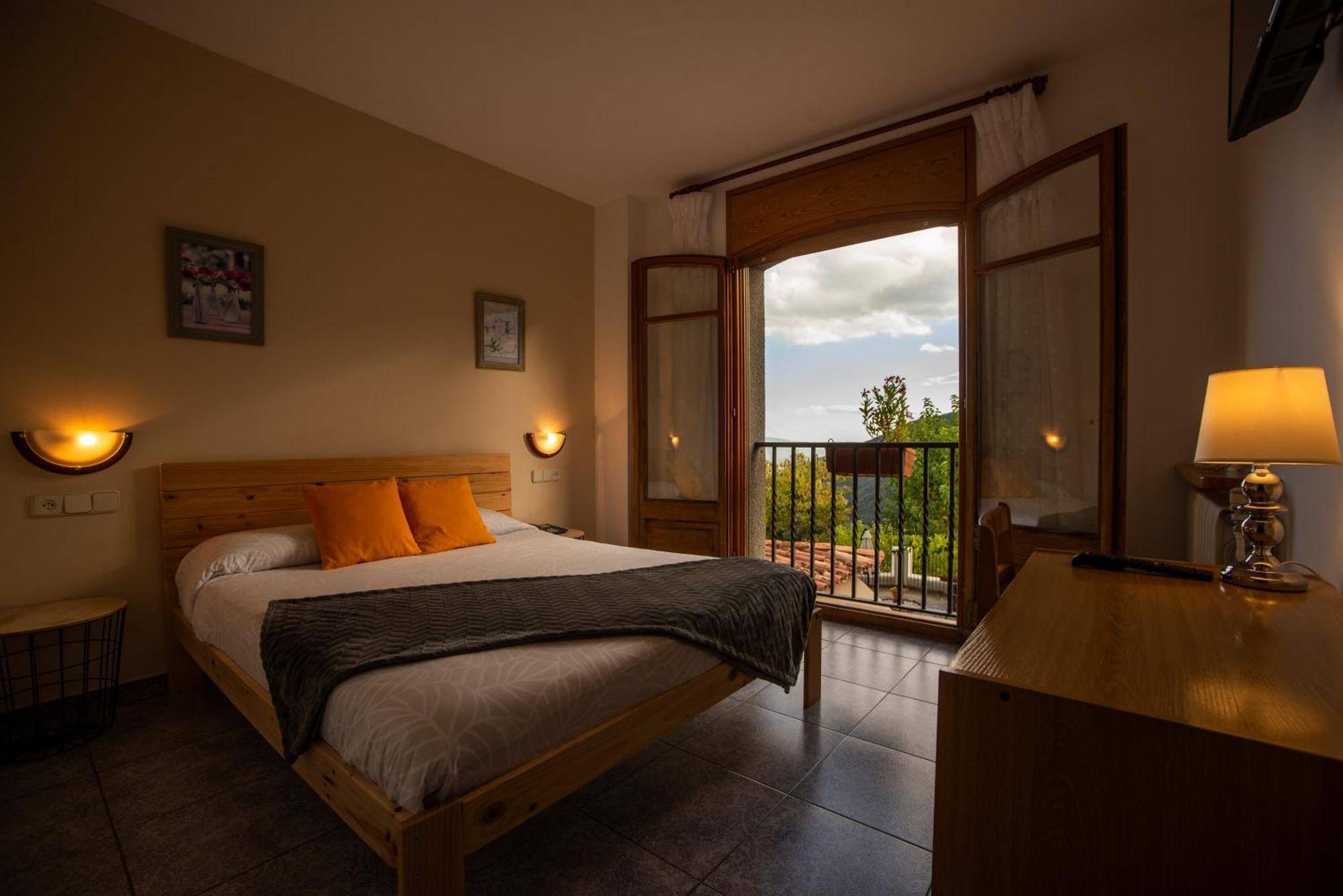 Hostal Montserrat Montseny Exterior foto