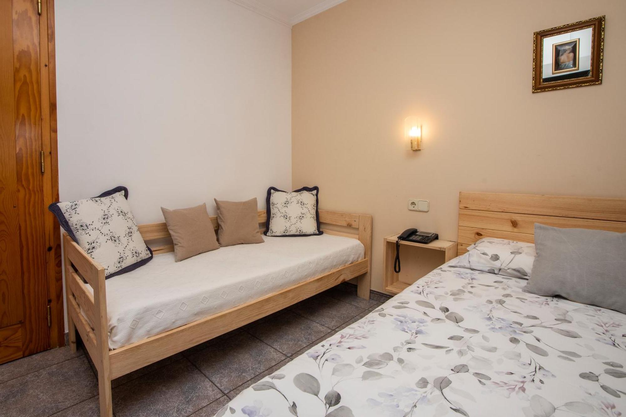 Hostal Montserrat Montseny Quarto foto